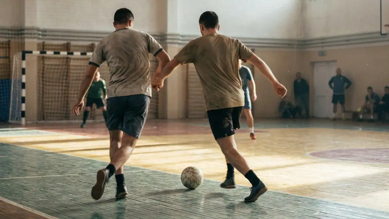 Head Ball 2 sob pressão: quando a diversão resiste, mas a recuperação falha