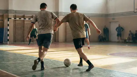 Head Ball 2 sob pressão: quando a diversão resiste, mas a recuperação falha
